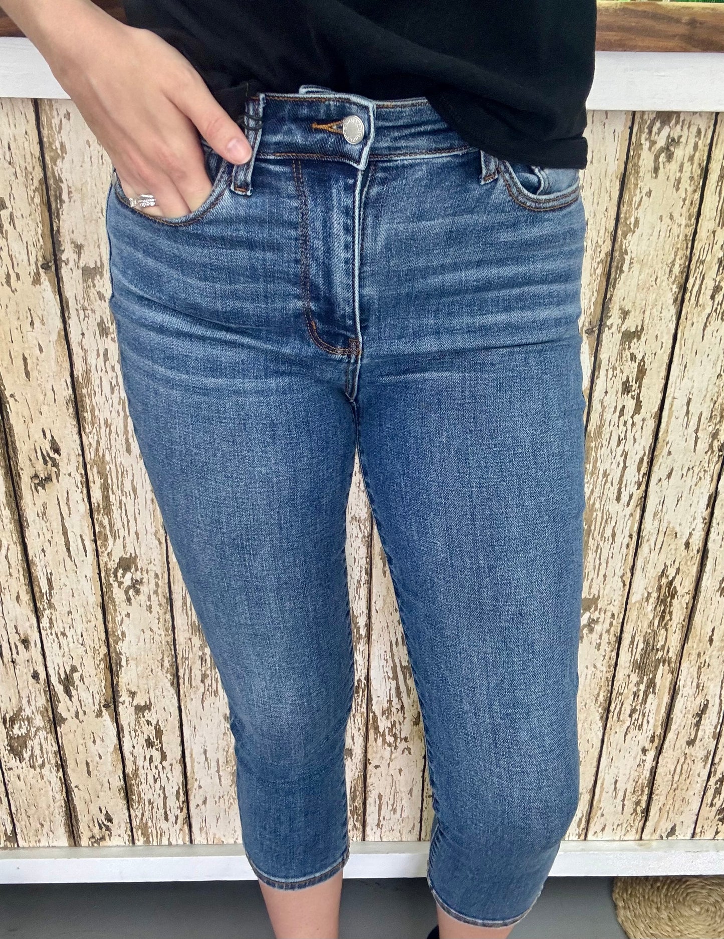 Mid-Rise Medium wash capri