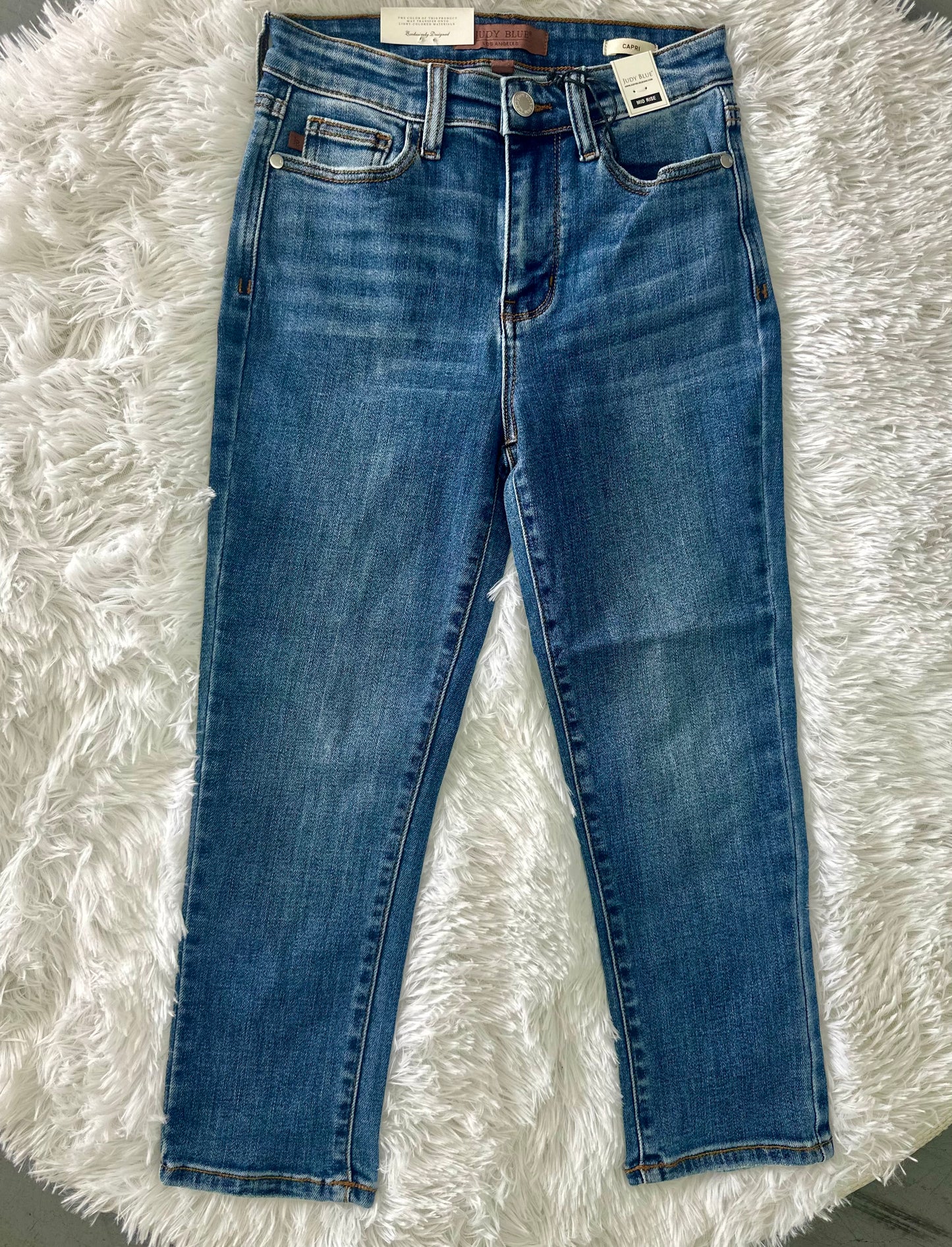 Mid-Rise Medium wash capri